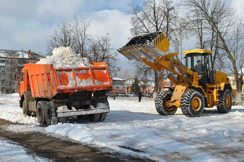 Механизированная уборка снега с дорог в городе