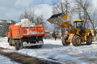 Механизированная уборка снега с дорог в городе