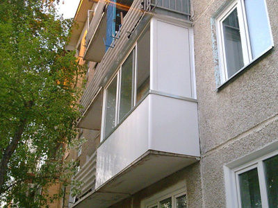 Теплое остекление балкона пластиковым профилем с выносом в Самаре. Цена  услуги от 10 000 ₽/услуга - BLIZKO