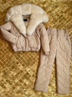 Теплый зимний костюм бежевого цвета с мехом песца - Дополнительно широкий пояс на кнопках