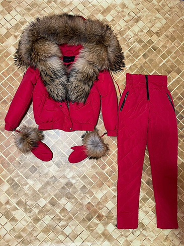 Зимний костюм в красном цвете с мехом енота - Дополнительно широкий пояс на кнопках