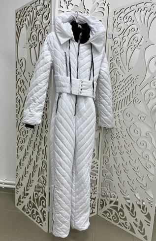 Белый зимний комбинезон женский без меха - Дополнительно широкий пояс на кнопках