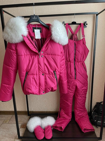 Ярко-розовый костюм: комбинезон на лямках регуляторах и куртка с белым мехом песца - Шапка ушанка с мехом