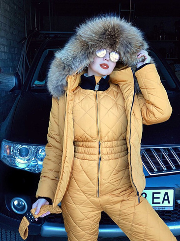 Зимний женский костюм горчичного цвета с натуральным мехом енота - Варежки без меха