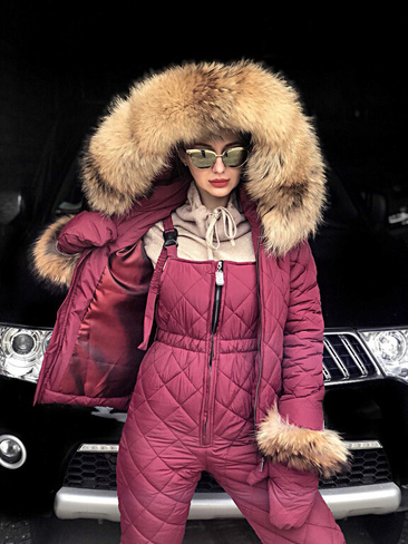 Бордовый зимний женский костюм с натуральным мехом енота - Без аксессуаров