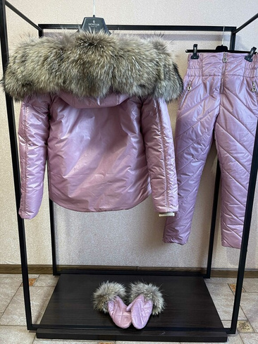 Зимний розовый костюм с натуральным мехом енота - Брендированные лямки(резинка)