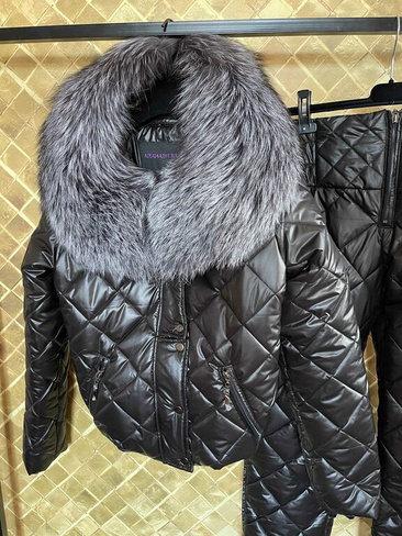 Черный женский костюм с мехом чернобурки для зимних прогулок - Шапка ушанка с мехом