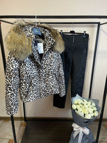 Зимний костюм для прогулок: леопардовая куртка с мехом енота и стеганые штаны - Рюкзак