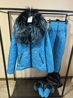 Голубой женский костюм для зимних прогулок с мехом чернобурки - Дополнительно широкий пояс на кнопках
