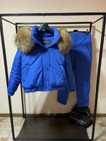 Ярко-синий зимний костюм с мехом енота - Рюкзак