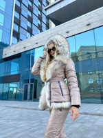 Бежевый зимний костюм: куртка с мехом обесцвеченного енота и штаны Bellezza - Брендированные лямки(резинка)