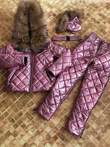 Зимний костюм: стеганные зимние штаны и куртка с мехом енота в цвете розовый металлик - Брендированные лямки(резинка)