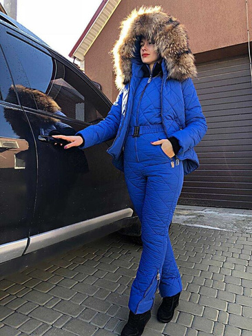 Ярко-синий горнолыжный костюм: зимний полукомбинезон и куртка с мехом енота - Варежки без меха