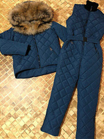 Темно-синий горнолыжный костюм: зимний полукомбинезон и куртка с опушкой из енота - Шапка ушанка с мехом
