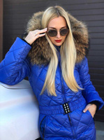 Ярко-синий зимний комбинезон с натуральным мехом енота - Рюкзак