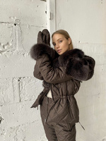 Коричневый зимний костюм: штаны на высокой талии и удлиненная куртка с мехом песца до груди - Варежки с мехом (мех испол