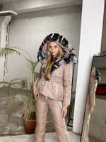 Бежевый зимний костюм Sana: утепленные стеганые штаны и удлиненная куртка с мехом до груди из кролика рекс - Брендирован