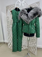 Зимний костюм женский зеленого цвета с натуральным мехом чернобурки - Дополнительно широкий пояс на кнопках