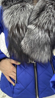 Женская зимняя куртка с удлиненной спинкой в стежке кубик, мех чернобурки до груди - Варежки с мехом