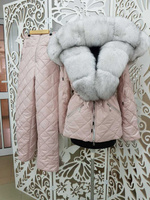 Пудровый зимний костюм (куртка парка на кулиске+стеганые штаны) с вуалевым песцом - Брендированные лямки(резинка)