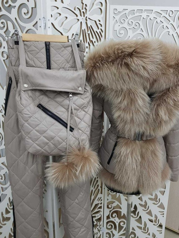 Бежевый зимний костюм Bellezza для прогулок с мехом финского енота - Дополнительно широкий пояс на кнопках