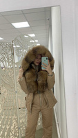 Зимний женский костюм Sana: полукомбинезон и куртка с мехом обесцвеченного блюфроста - Дополнительно широкий пояс на кно