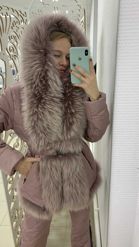 Женский зимний костюм Bellezza: штаны и куртка с большим натуральным мехом финского енота - Рюкзак