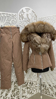 Женский лыжный костюм с натуральным мехом обесцвеченной чернобурки: теплые штаны и куртка парка на кулиске - Рюкзак
