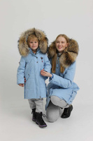 Фэмили лук: одинаковые куртки для мамы и дочки с большим натуральным мехом енота