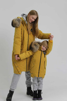 Комплект одинаковых курток: женская и детская куртка большим натуральным мехом
