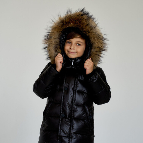 Черный зимний костюм для мальчика: полукомбинезон и куртка с мехом