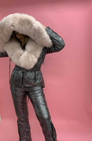 Зимний костюм в металлическом стальном цвете с пудровым мехом песца до груди - Без аксессуаров