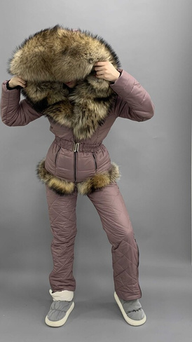 Женский зимний костюм Bellezza с меховой отделкой из финского енота - Дополнительно широкий пояс на кнопках