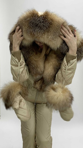 Бежевый зимний костюм: штаны+ удлиненная куртка с мехом обесцвеченного блюфроста - Рюкзак