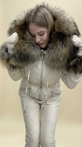 Бежевый зимний костюм: полукомбинезон на регуляторах и куртка с большим мехом енота - Дополнительно широкий пояс на кноп