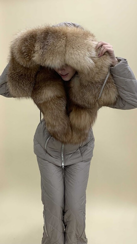 Бежевый костюм зимний с большим меховым капюшоном из меха блюфрост - Брендированные лямки(резинка)