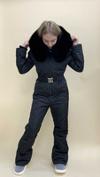 Черный зимний комбинезон женский с большой натуральной опушкой из песца - Рюкзак
