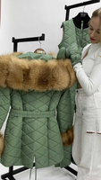 Оливковый костюм зимний с натуральным мехом блюфроста Gold (полукомбинезон и куртка) - Дополнительно широкий пояс на кно