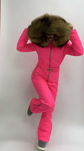 Женский зимний комбинезон с натуральным мехом в цвете розовый неон - Рюкзак