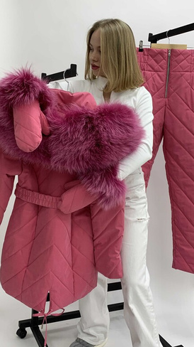 Зимний костюм женский в цвете ягода: куртка с большой меховой опушкой из финского енота и стеганые зимние брюки - Бренди