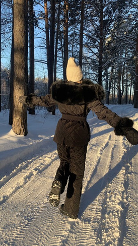 Лыжный костюм черный: полукомбинезон под горло и куртка стеганая с мехом песца до груди - Дополнительно широкий пояс на