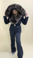 Женский зимний костюм с мехом: приталенная куртка с меховой отделкой до груди и комбинезон под горло - Шапка ушанка с ме