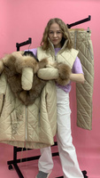Бежевый зимний костюм с мехом блюфроста: куртка-парка с меховой отделкой и стеганые штаны - Брендированные лямки(резинка