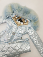 Блестящий комбинезон с мехом енота в цвете голубое серебро - Косынка стеганая