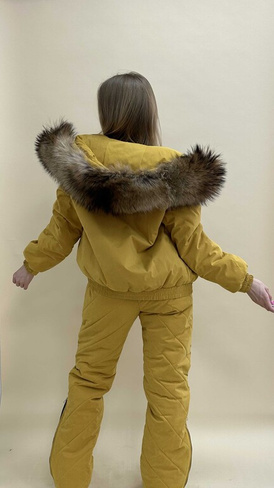 Лыжный костюм женский: теплые брюки и куртка с натуральным мехом енота - Варежки без меха
