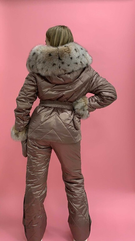 Бежевый зимний костюм в блестящей курточной ткани с мехом песца под рысь - Косынка стеганая
