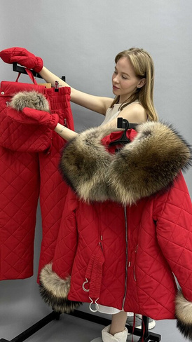 Красный зимний костюм для прогулок: куртка с меховым капюшоном и меховыми манжетами и стеганые теплые брюки - Брендирова
