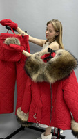 Красный зимний костюм для прогулок: куртка с меховым капюшоном и меховыми манжетами и стеганые теплые брюки - Рюкзак